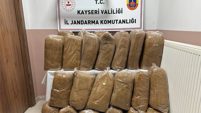 Kayseri'de Jandarmadan Kaçak Tütün Operasyonu! Yolcu Otobüsünde 300 Kilo Bandrolsüz Tütün Ele Geçirildi
