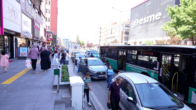 BÜYÜKŞEHİR ZABITA’DAN OTOBÜS DURAKLARINDA DENETİM: ÖNCE CAN VE TRAFİK GÜVENLİĞİ