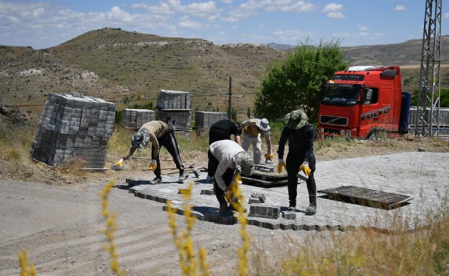 BAŞKAN BÜYÜKKILIÇ’TAN KIRSALA 9 MİLYON TL’LİK KİLİTLİ PARKE YATIRIMI