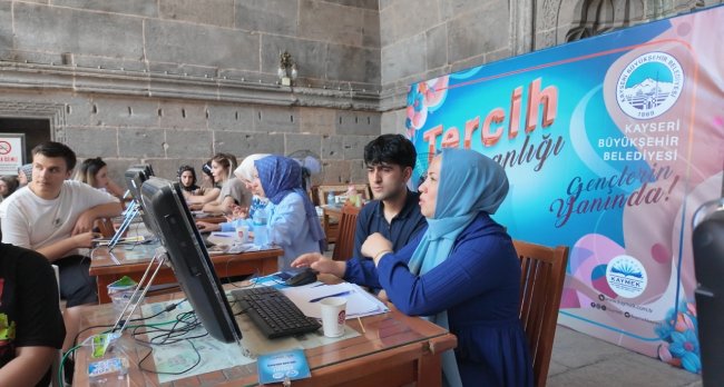 KAYSERİ BÜYÜKŞEHİR’İN ÜCRETSİZ YKS TERCİH DANIŞMANLIĞINA YOĞUN İLGİ: GENÇLERDEN TAM NOT