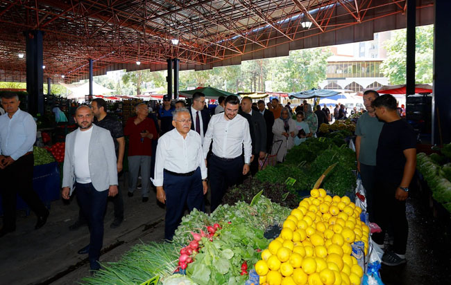 BAŞKAN BÜYÜKKILIÇ, HÜRRİYET PAZAR YERİ'NDE ESNAF VE VATANDAŞLARLA BULUŞTU