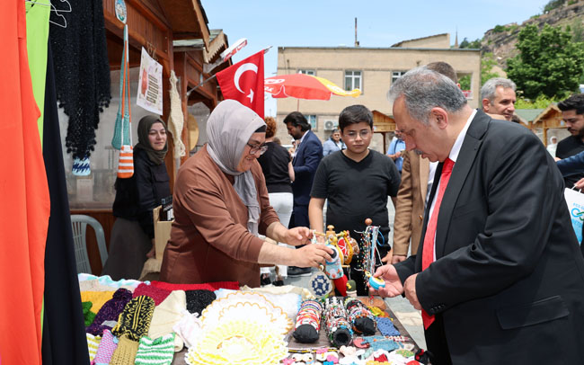 BU PAZAR TALAS'TA MAHARETLİ ELLER VAR