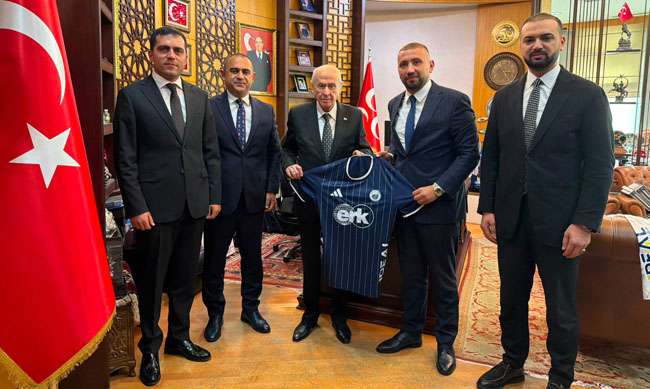 ERciyes 38 FK’DAN BAHÇELİ’YE ÖZEL FORMA! “O KUPAYI SEZON SONUNDA GÖTÜRECEĞİZ”