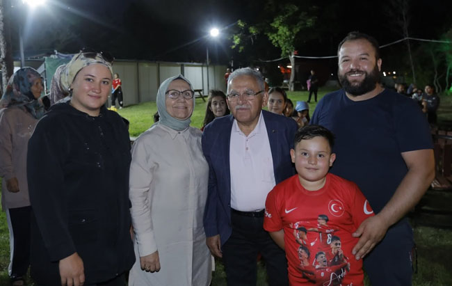 BAŞKAN BÜYÜKKILIÇ, SARIMSAKLI’DA KAMP ATEŞİNİ YAKTI: AİLELERLE DOĞA BULUŞMASI