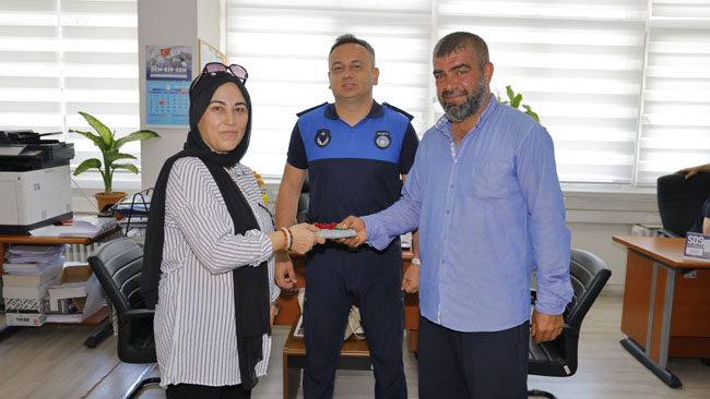 BÜYÜKŞEHİR ZABITASINDAN GÜVEN VEREN DUYARLILIK: KAYIP CÜZDAN SAHİBİNE EKSİKSİZ TESLİM EDİLDİ