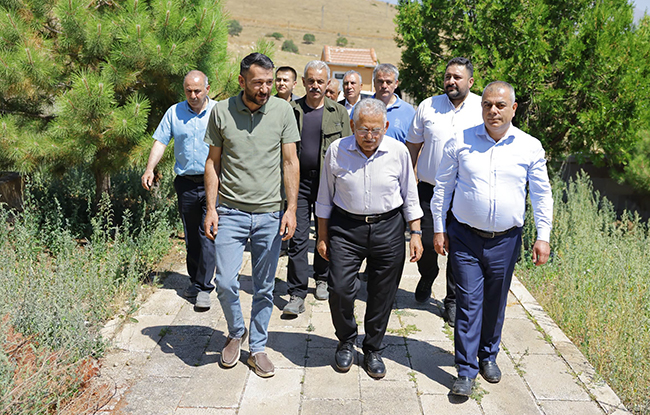 DEVELİ VE YAHYALI’DA KIRSAL MAHALLELERİ ZİYARET EDEN BÜYÜKKILIÇ: “DURMAK YOK. HİZMETE, KOŞMAYA DEVAM”