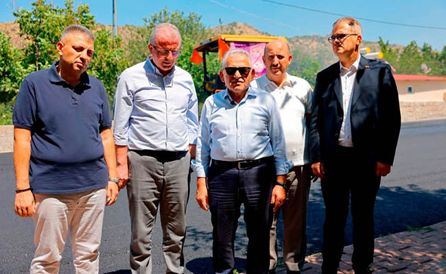 BAŞKAN BÜYÜKKILIÇ, SAZYOLU CADDESİ’NDE DEVAM EDEN SICAK ASFALT ÇALIŞMALARINI İNCELEDİ