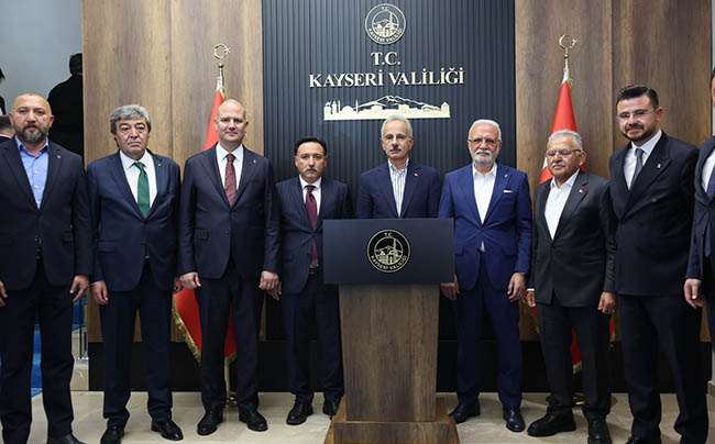 BAKAN URALOĞLU KAYSERİ’DE! VALİ ÇİÇEK’LE ULAŞIM VE ALTYAPI YATIRIMLARINI GÖRÜŞTÜ