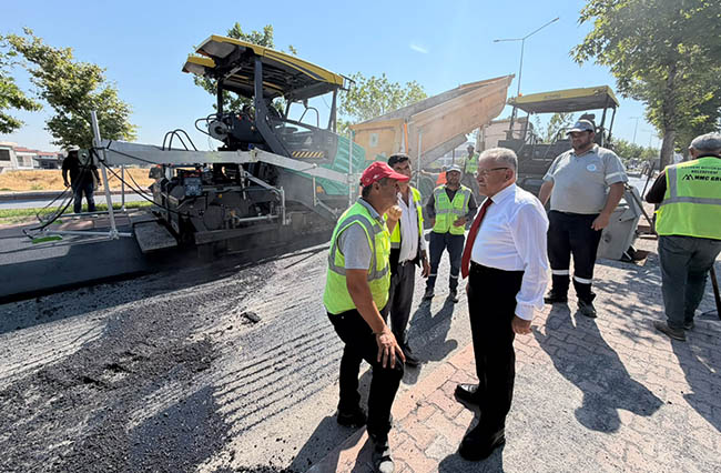 BAŞKAN BÜYÜKKILIÇ’TAN ŞEHİT KOMANDOLAR CADDESİ'NDEKİ ASFALT ÇALIŞMASINDA PAZAR MESAİSİ