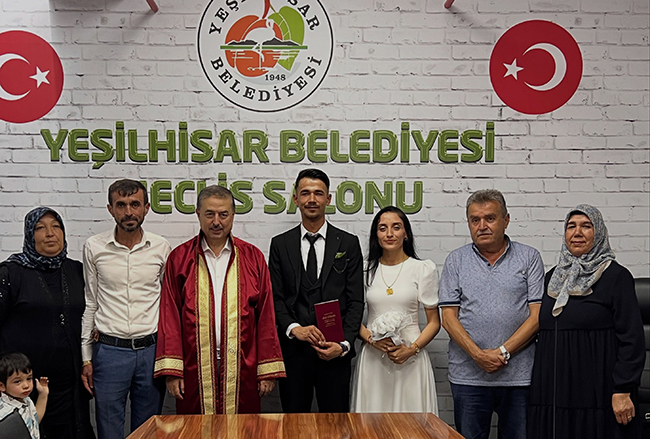 YEŞİLHİSAR’DA  GENÇ ÇİFTİN NİKÂHINI BAŞKAN TAŞYAPAN KIYDI