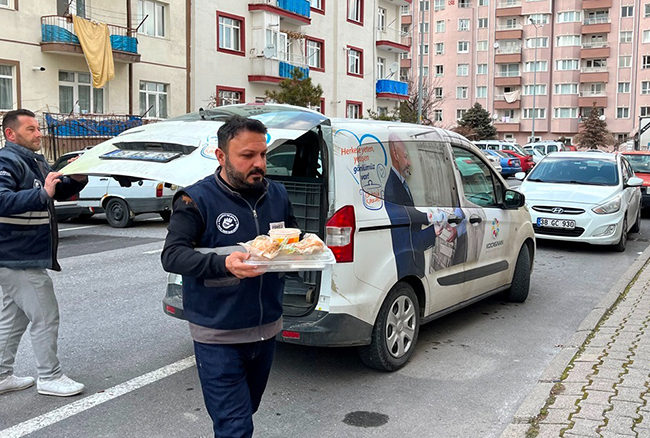 KOCASİNAN’DA GÖNÜLLER KAZANILIYOR, EVLERE HER GÜN 4 ÇEŞİT SICAK YEMEK GİDİYOR