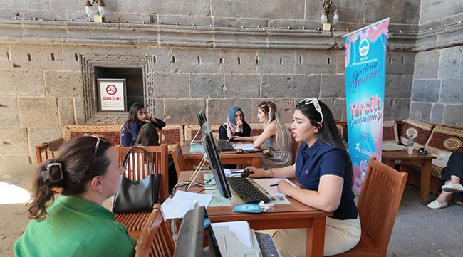 BÜYÜKŞEHİR AİLE AKADEMİSİ'NDEN 2 BİN 657 ÖĞRENCİYE TERCİH DANIŞMANLIĞI HİZMETİ