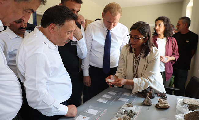 VALİ GÖKMEN ÇİÇEK, EĞRİKÖY HÖYÜK KAZI ALANI’NDA İNCELEMELERDE BULUNDU! KAYSERİ’NİN TARİHİ GEÇMİŞİ GÜN YÜZÜNE ÇIKIYOR