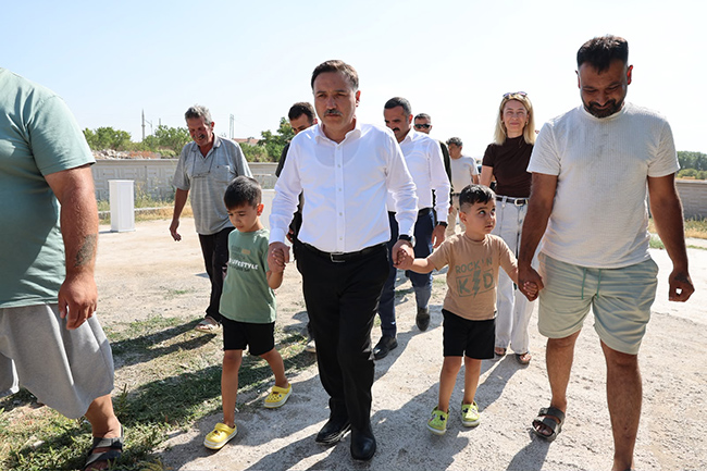 Vali Gökmen Çiçek, Elmalı Mahallesi’nde Hane Ziyaretinde Bulundu