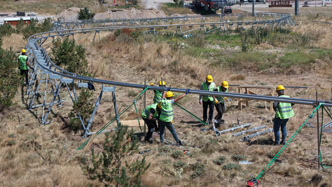 BAŞKAN BÜYÜKKILIÇ’IN ERCİYES’TEKİ YENİ PROJESİ YÜKSELİYOR: DAĞ KIZAĞINDA RAYLAR YERİNE OTURUYOR