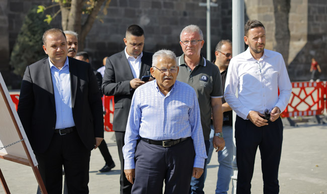 BAŞKAN BÜYÜKKILIÇ'TAN CUMHURİYET MEYDANI VE YERALTI ÇARŞISI'NDAKİ YATIRIMLARA YAKIN TAKİP