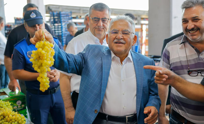 BAŞKAN BÜYÜKKILIÇ, GÜNÜN İLK IŞIKLARINDA HAL ESNAFINI ZİYARET ETTİ