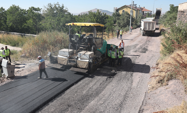HACILAR’DA YOLLARA 1.450 TONLUK ASFALT DOKUNUŞU