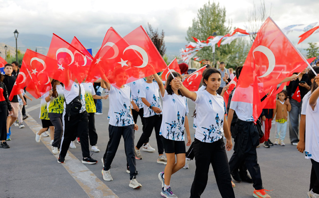 BÜYÜKKILIÇ, YAZ SPOR OKULLARININ GÖRKEMLİ FİNALİNDE GENÇLERİN COŞKUSUNA ORTAK OLDU
