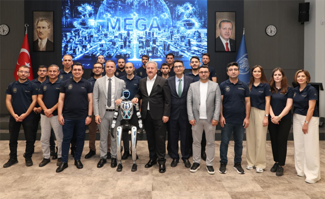 BELEDİYECİLİKTE ÇIĞIR AÇAN HAMLE: İNSANSI ROBOT MEGA BASINA TANITILDI