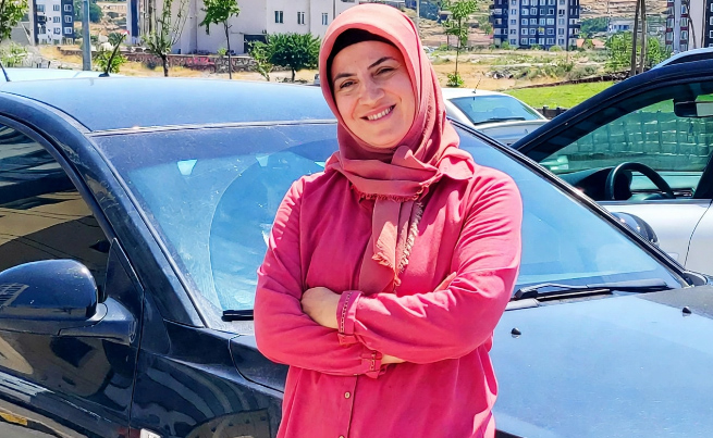 ÖZEL DİREKSİYON EĞİTMENİ SELDA YAVUZ'DAN SÜRÜCÜ ADAYLARINA DİKKAT ÇEKEN UYARILAR: DAR SOKAKLARDA DİREKSİYON NEREYE, NE KADAR ÇEVRİLMELİ?  