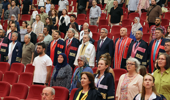 ERÜ’de Lisansüstü Mezuniyet Sevinci Yaşandı