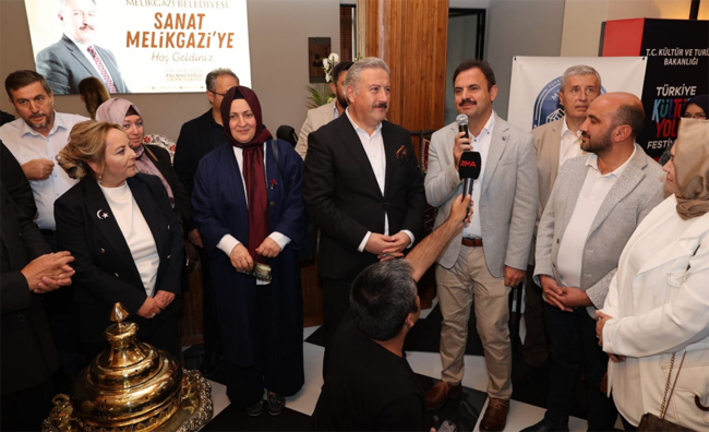 HER BİRİNİN AYRI HİKAYESİ OLAN HEYBELER SANAT MELİKGAZİ’DE YOĞUN İLGİYLE GÖRÜCÜYE ÇIKTI