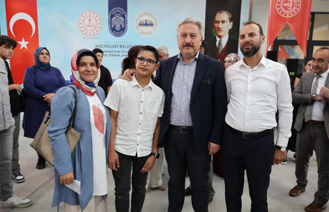 BAŞKAN PALANCIOĞLU, HAVACILIK LİSESİNİN YENİ ÖĞRENCİLERİ VE VELİLERİ İLE BİR ARAYA GELDİ