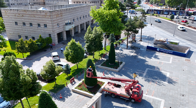 BÜYÜKŞEHİR’DEN KENT ESTETİĞİNE TİTİZ DOKUNUŞ: SÜS BİTKİLERİNE FORM BUDAMASI