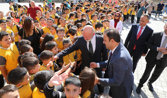 BAŞKAN ÇOLAKBAYRAKDAR, İLK DERS ZİLİNDE ÇOCUKLARIN HEYECANINA ORTAK OLDU