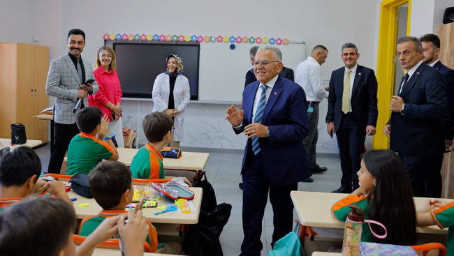 Başkan Büyükkılıç, Yeni Eğitim Öğretim Yılının İlk Ders Heyecanına Ortak Oldu
