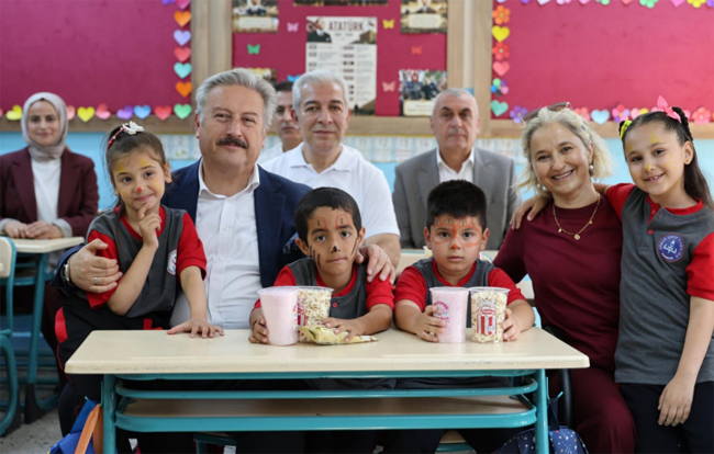 BAŞKAN PALANCIOĞLU ÖĞRENCİLERİN OKUL HEYECANINI PAYLAŞTI