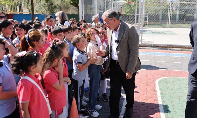 BAŞKAN ÖZDOĞAN, ÖĞRENCİLERİN YENİ DÖNEM HEYECANINA ORTAK OLDU