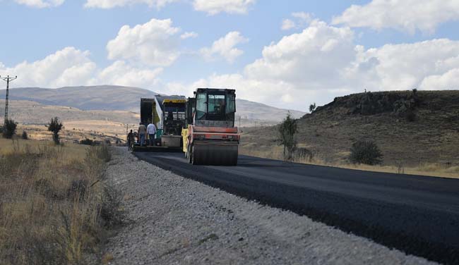BÜYÜKŞEHİR’DEN 15 KİLOMETRELİK TOMARZA-TALAS KIRSAL YOLUNDA GENİŞLETME VE SICAK ASFALT ÇALIŞMASI