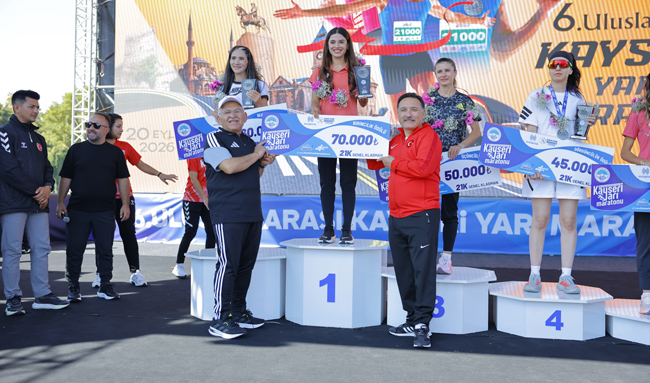 KAYSERİ’DE DÜNYA KOŞTU: 10 BİN KİŞİ 6. ULUSLARARASI KAYSERİ YARI MARATONU’NDA BULUŞTU