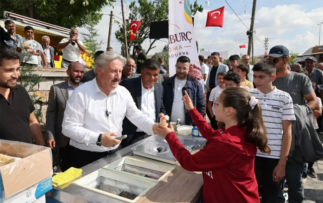 BAŞKAN PALANCIOĞLU, SARIMSAKLI HUZUR ŞENLİĞİNDE MAHALLE HALKI İLE BİR ARAYA GELDİ