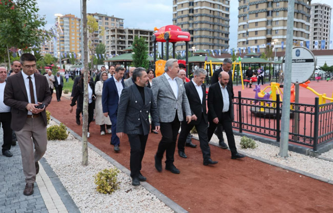 12 BİN METREKARELİK MELİKGAZİ BELEDİYESİ AHMET TAŞ PARKI VE SOSYAL TESİSİ HİZMETE AÇILDI