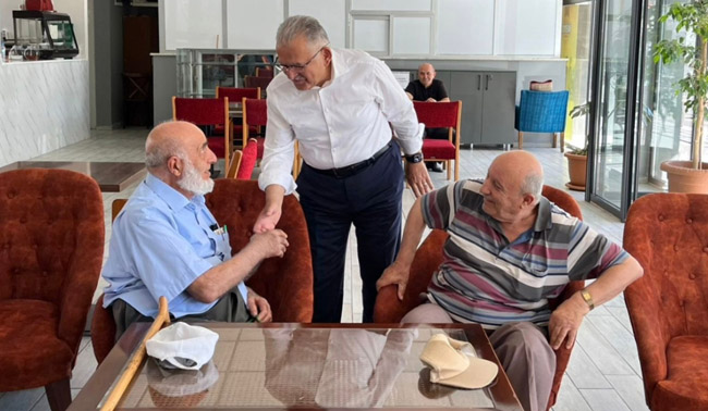 BÜYÜKKILIÇ’TAN ULU ÇINARLARA HİZMET MESAJI: “SOSYAL DESTEKTEN EKONOMİK DESTEĞE, HER ALANDA YANLARINDAYIZ”