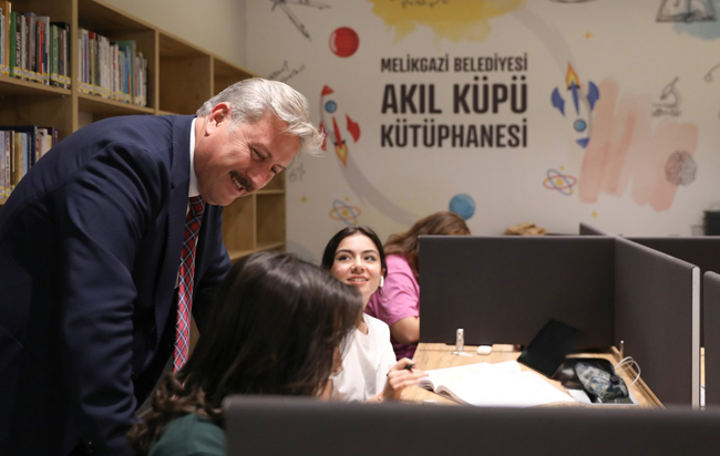 MELİKGAZİ'NİN AKIL KÜPÜ KÜTÜPHANELERİ DOLUP TAŞMAYA DEVAM EDİYOR