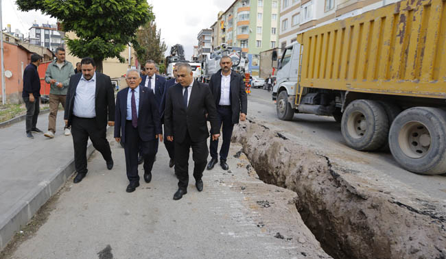 BAŞKAN BÜYÜKKILIÇ, DEVELİ CUMHURİYET CADDESİ’NDEKİ KASKİ ALTYAPI ÇALIŞMALARINI İNCELEDİ
