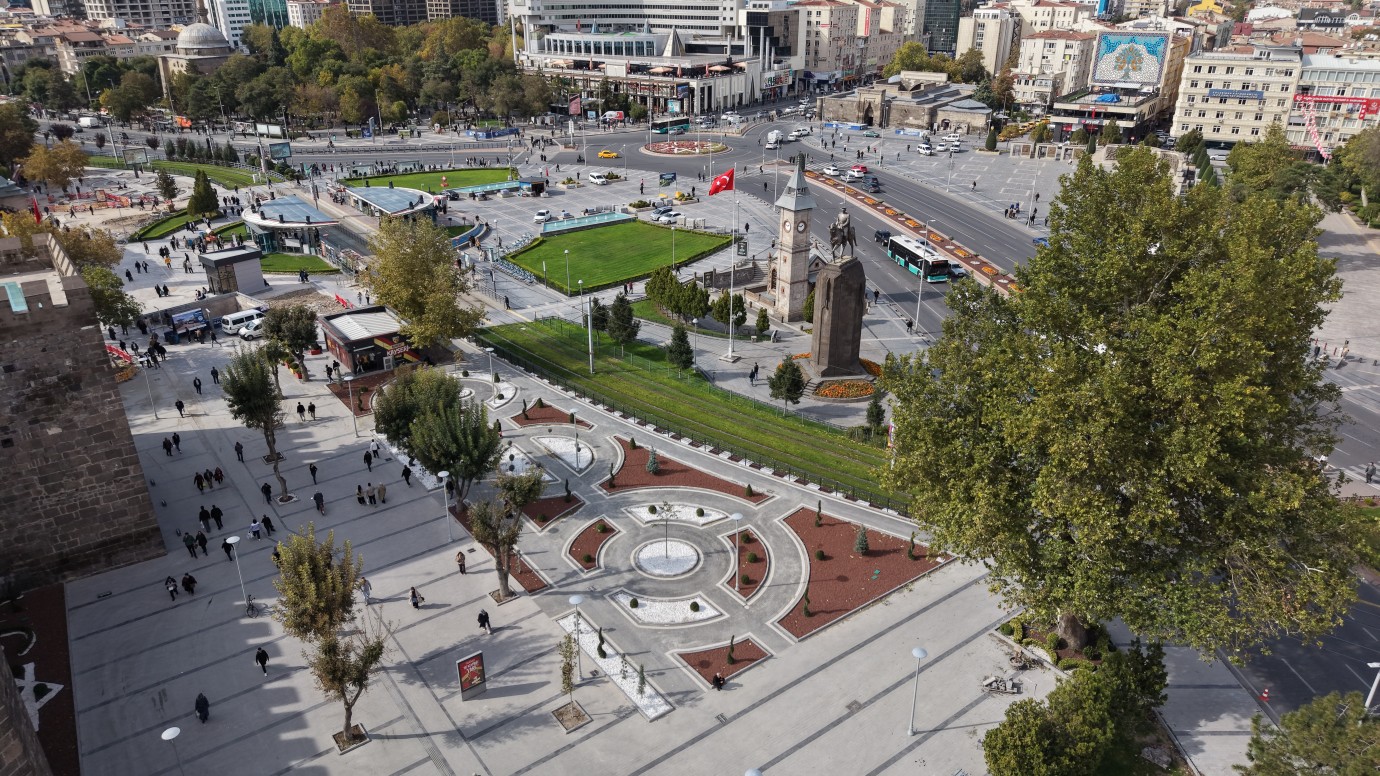 BAŞKAN BÜYÜKKILIÇ’IN VİZYONUYLA CUMHURİYET MEYDANI’NIN ÇEHRESİ DEĞİŞİYOR