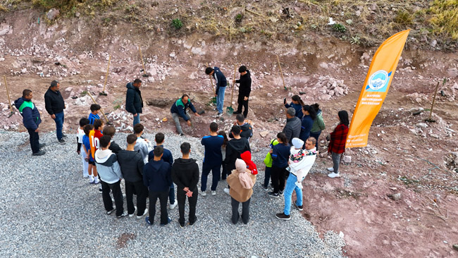 KAYSERİ BÜYÜKŞEHİR’DEN YEŞİL SEFERBERLİK: 1.150 FİDAN TOPRAKLA BULUŞTU