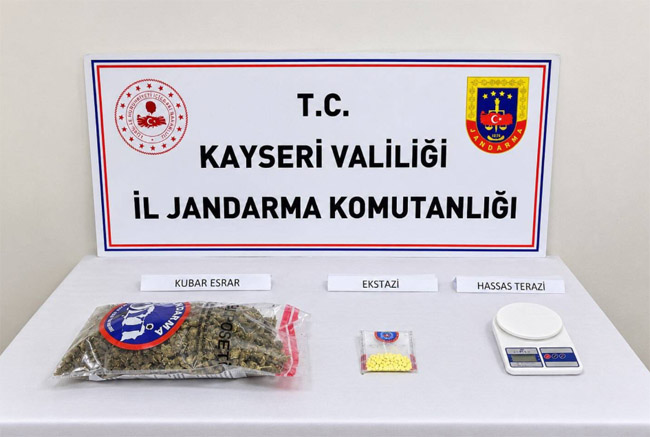 KAYSERİ’DE UYUŞTURUCU OPERASYONU: ESRAR VE EKSTAZİ ELE GEÇİRİLDİ