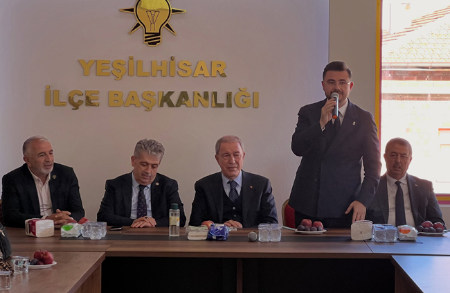BAŞKAN TAŞYAPAN HULUSİ AKAR VE AK PARTİ HEYETİNİ YEŞİLHİSAR'DA AĞIRLADI