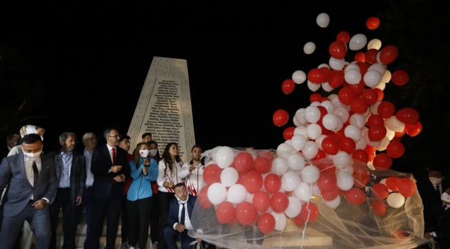 Gençlik ve Spor Bakanı Kasapoğlu gençlerle demokrasi nöbetine katıldı