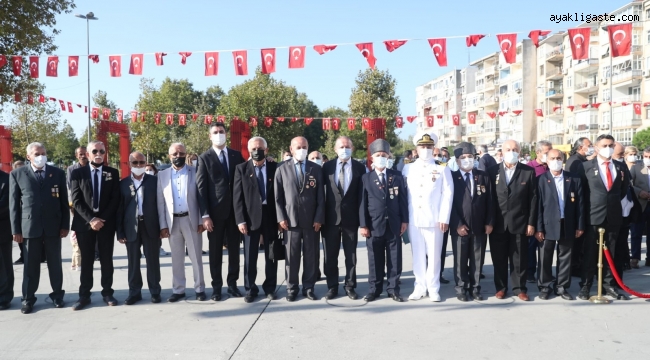 Gaziler Günü dolayısı ile Kartal'da Atatürk Anıtı'na çelenk sunuldu