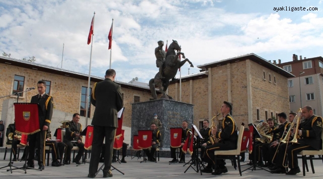 3. Ordu Komutanlığı Bando takımı Bayburt'ta halka konser verdi