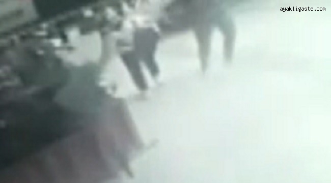 İzmir'de şok olay: Yoldan geçen kadına yumruk attı, yoluna devam etti