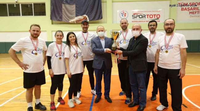 Öğretmenler Günü'ne özel voleybol turnuvasında şampiyon Yenikent Anadolu Lisesi