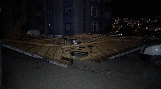 Trabzon'da şiddetli fırtına ağaçları yerinden söktü, çatıları uçurdu
